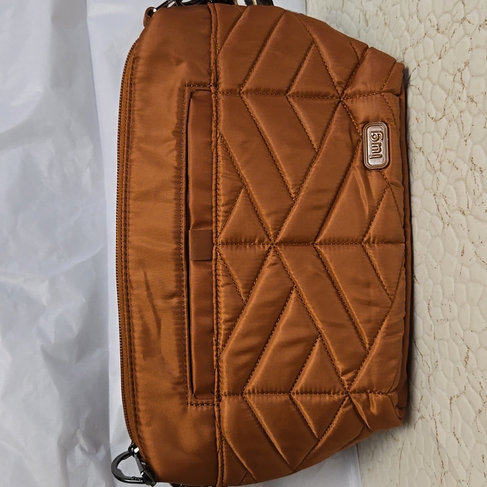Lug crossbody